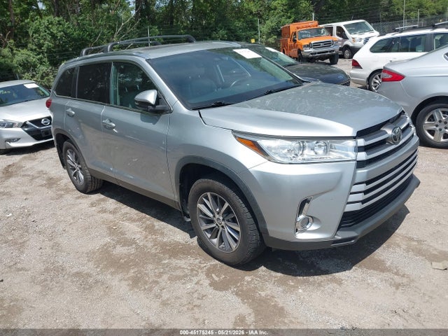 Salvage Toyota Highlander Image