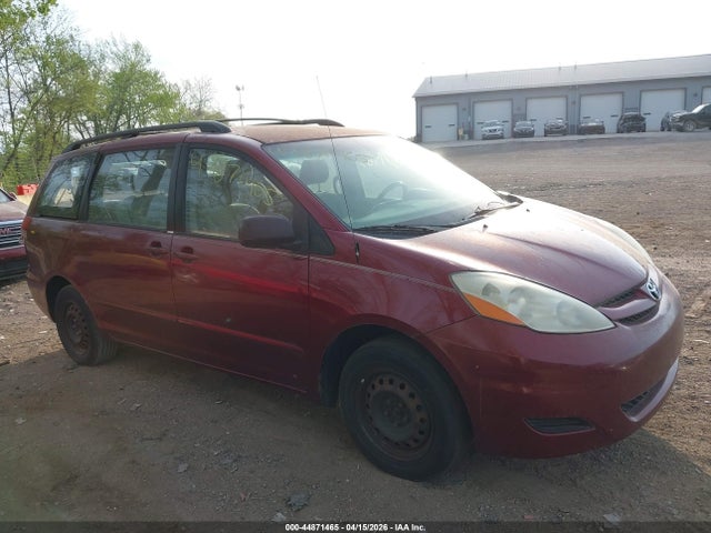 Salvage Toyota Sienna Image