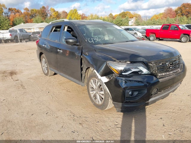 Salvage Nissan Pathfinder Image