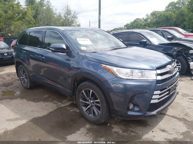 Salvage Toyota Highlander Image