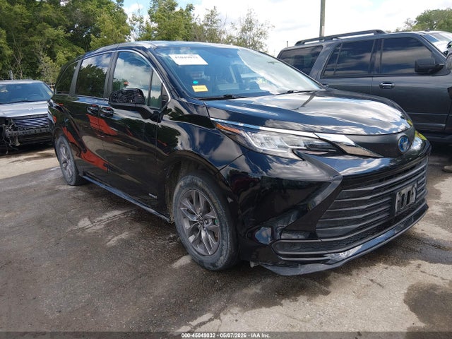 Salvage Toyota Sienna Image