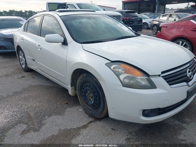 Salvage Nissan Altima Image