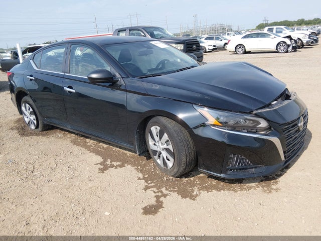 Salvage Nissan Altima Image