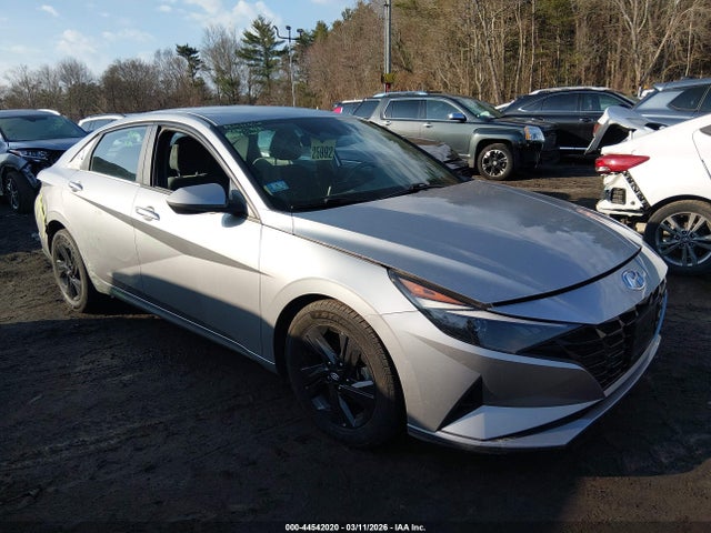 Salvage Hyundai ELANTRA Image