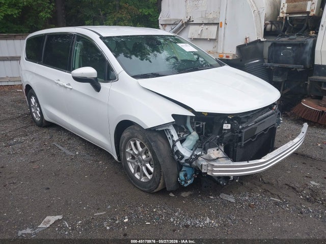Salvage Chrysler Pacifica Image