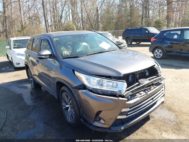 Salvage Toyota Highlander Image