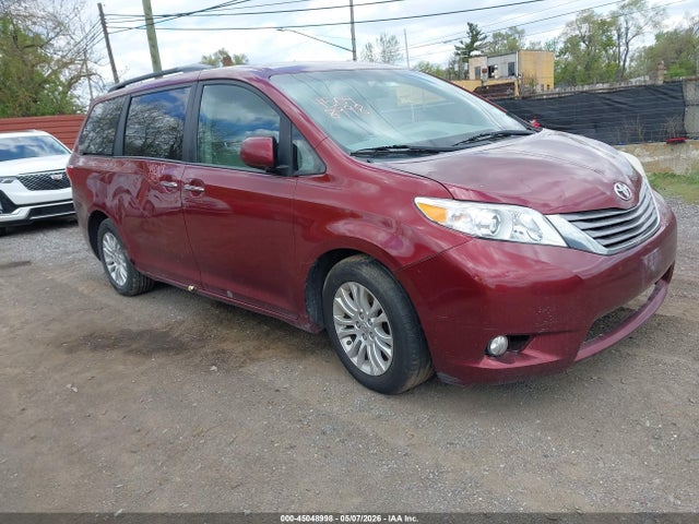 Salvage Toyota Sienna Image
