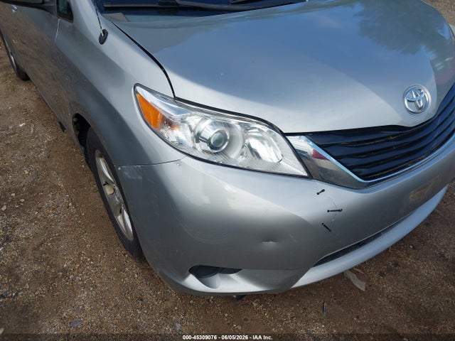 Toyota Sienna Le V6