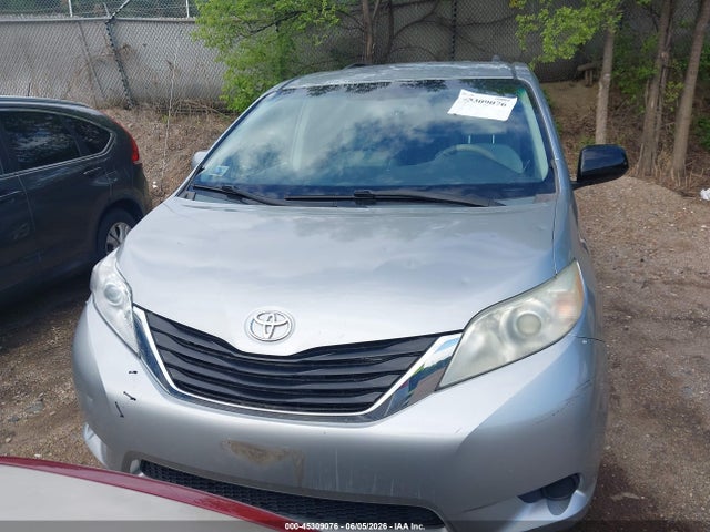 Toyota Sienna Le V6