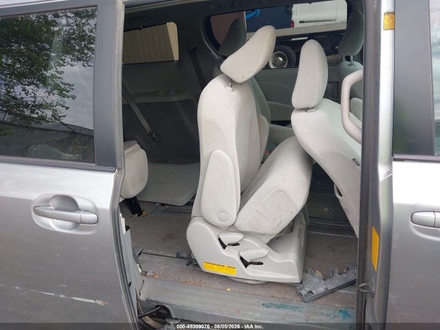 Toyota Sienna Le V6