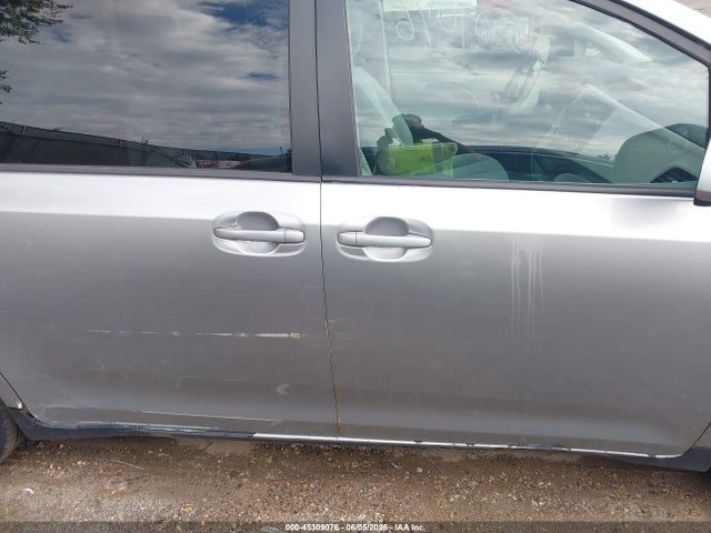 Toyota Sienna Le V6