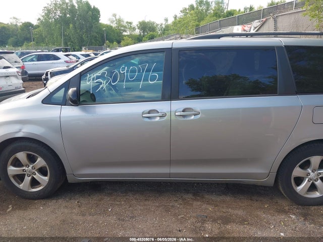 Toyota Sienna Le V6