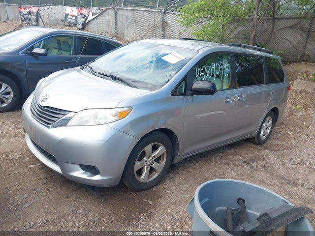 Toyota Sienna Le V6