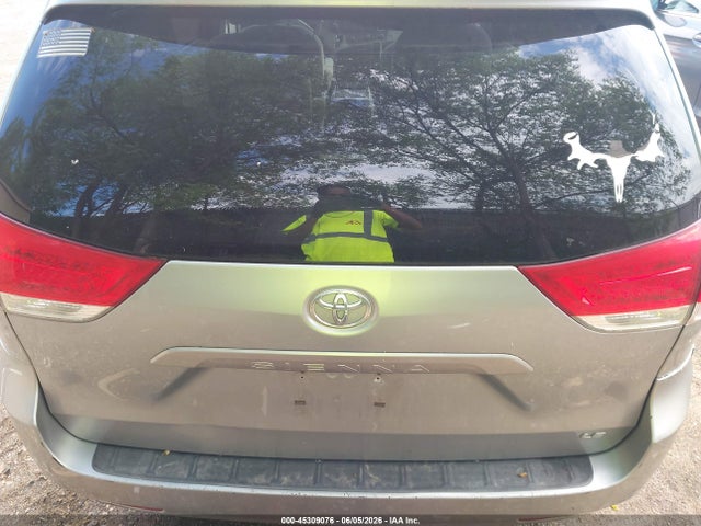 Toyota Sienna Le V6