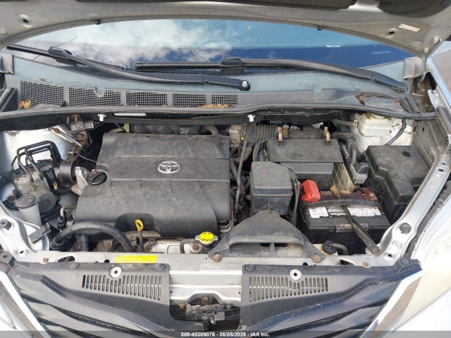 Toyota Sienna Le V6
