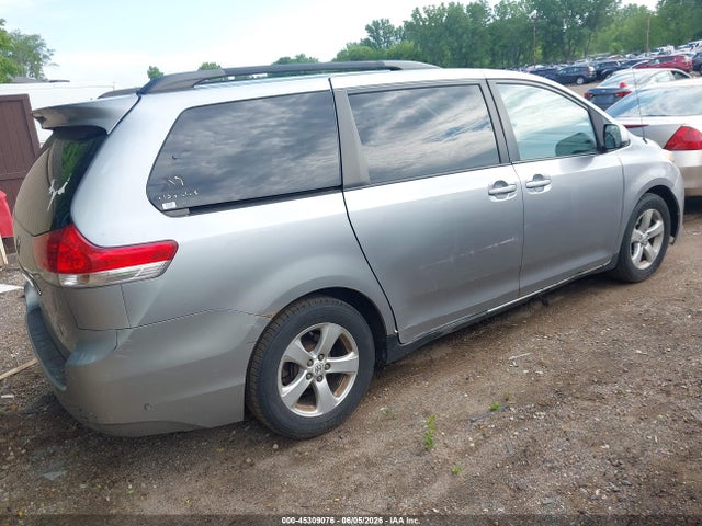 Toyota Sienna Le V6