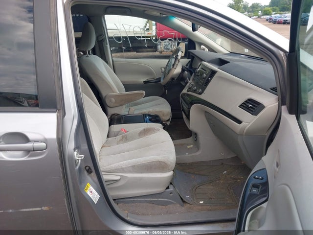 Toyota Sienna Le V6