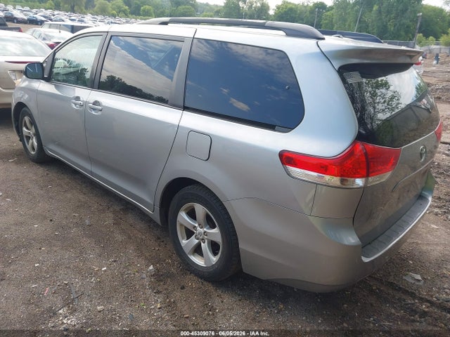 Toyota Sienna Le V6