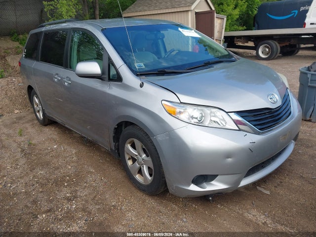 Salvage Toyota Sienna Image