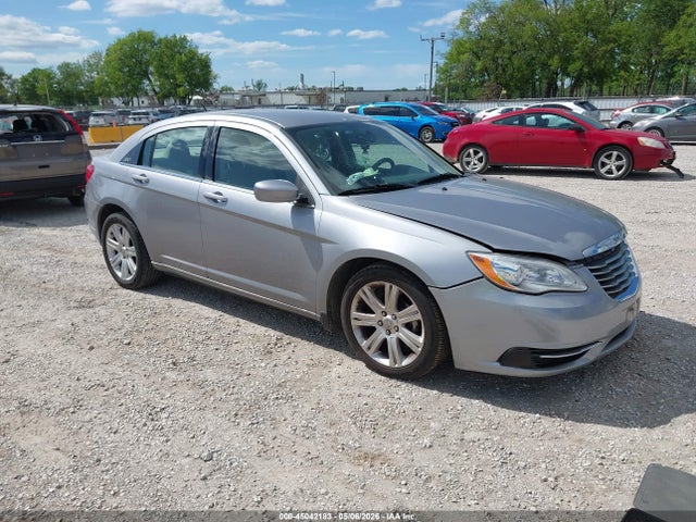 Salvage Chrysler 200 Image