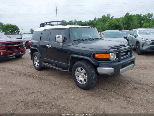 Salvage Toyota FJ Cruiser Image