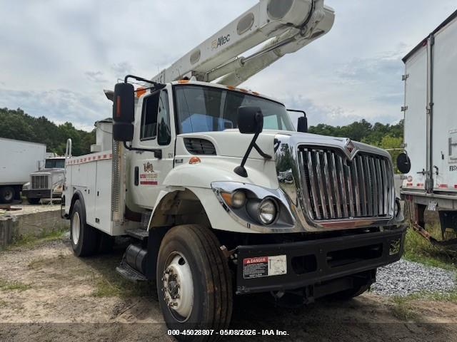 Salvage International 7300 Bucket Truck Image