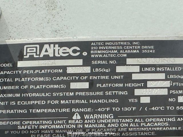 International 7300 Bucket Truck