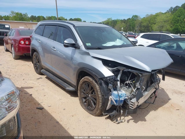 Salvage Toyota Highlander Image
