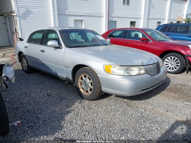 Salvage Lincoln Towncar Image