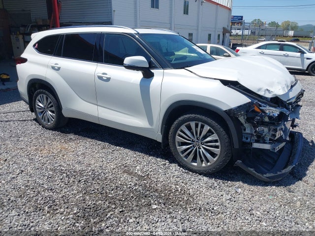 Salvage Toyota Highlander Image