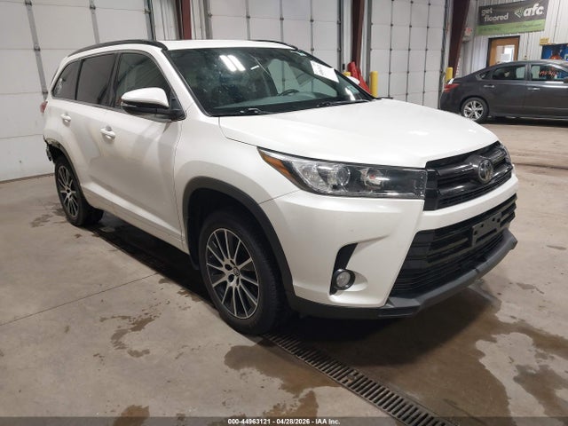 Salvage Toyota Highlander Image