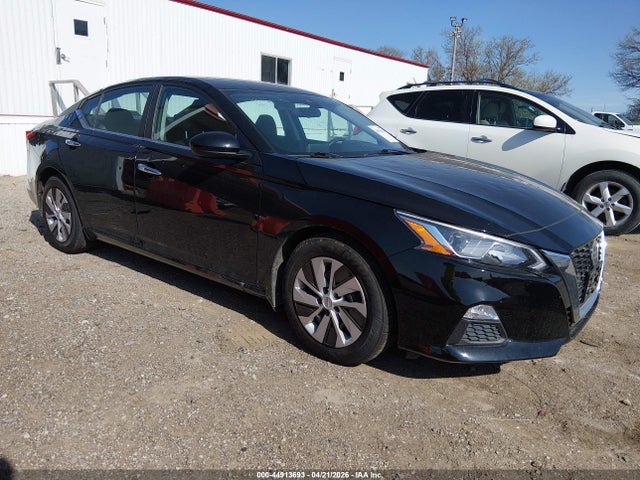 Salvage Nissan Altima Image