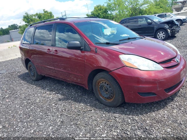 Salvage Toyota Sienna Image