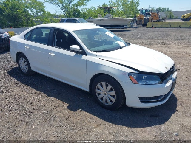Salvage Volkswagen Passat Image
