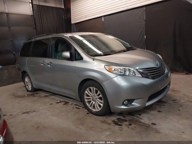 Salvage Toyota Sienna Image