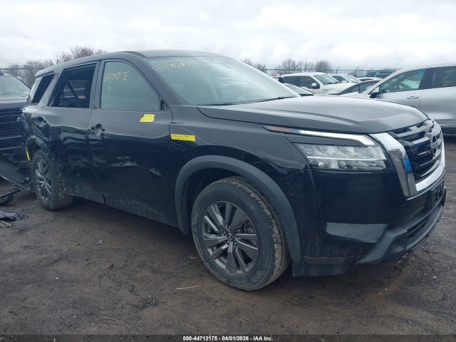 Salvage Nissan Pathfinder Image