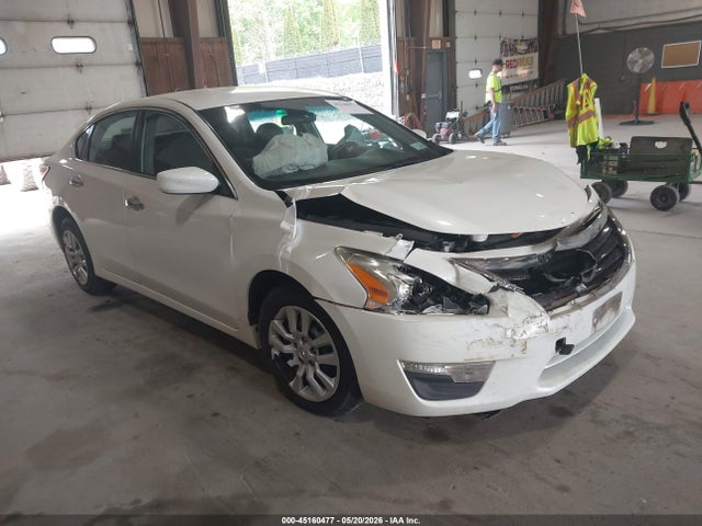 Salvage Nissan Altima Image