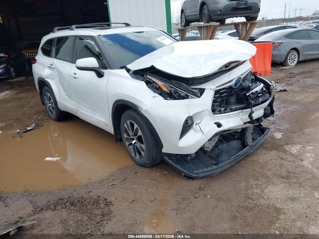 Salvage Toyota Highlander Image