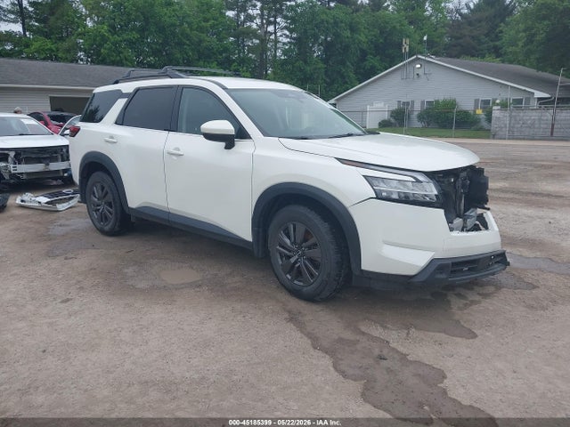 Salvage Nissan Pathfinder Image