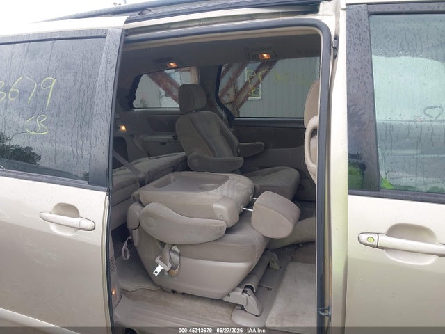 Toyota Sienna Le