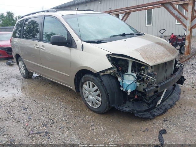 Salvage Toyota Sienna Image
