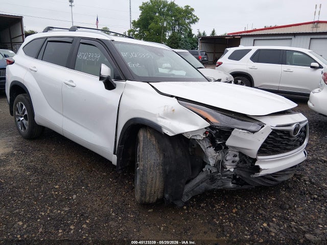 Salvage Toyota Highlander Image