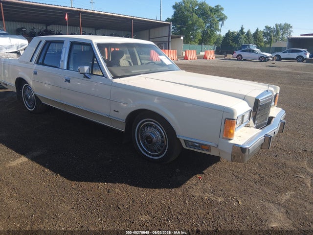Salvage Lincoln Towncar Image