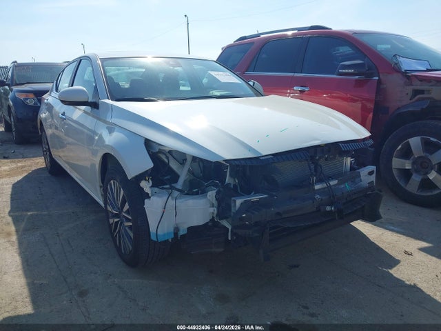 Salvage Nissan Altima Image