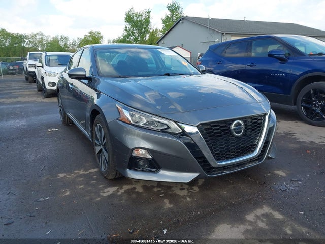 Salvage Nissan Altima Image