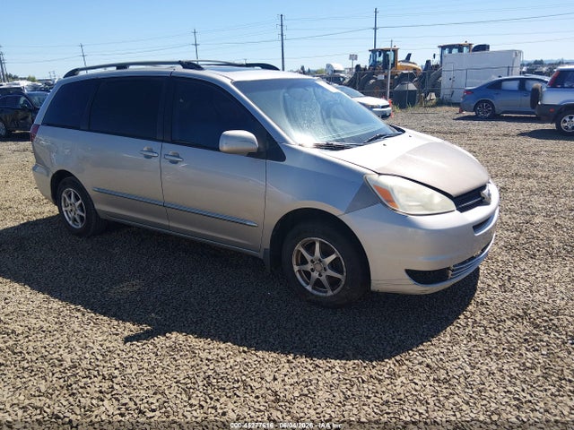 Salvage Toyota Sienna Image