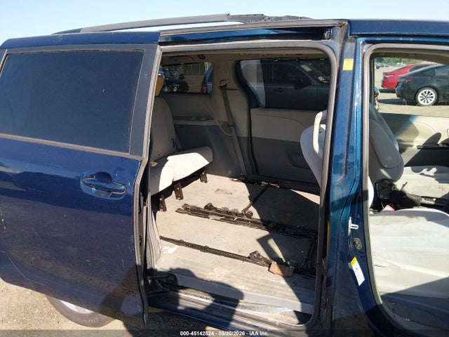 Toyota Sienna Le V6