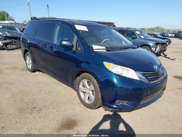 Salvage Toyota Sienna Image