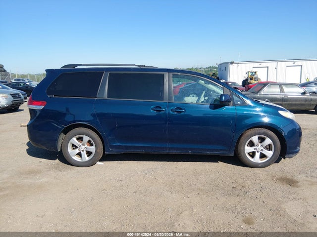 Toyota Sienna Le V6
