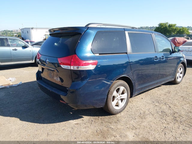 Toyota Sienna Le V6